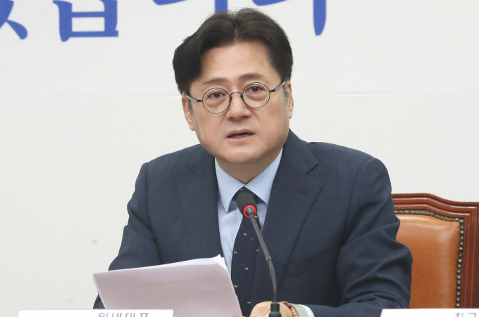 홍익표 더불어민주당 원내대표가 윤석열 대통령과 이재명 민주당 대표의 영수회담 자리에서 신임 국무총리 인선을 의제로 할 것인지에 대해 "인사권은 인사권자이신 대통령의 고유권한"이라고 말했다. 사진은 홍 원내대표가 22일 서울 여의도 국회에서 열린 최고위원회의에서 발언하는 모습. /사진=뉴스1