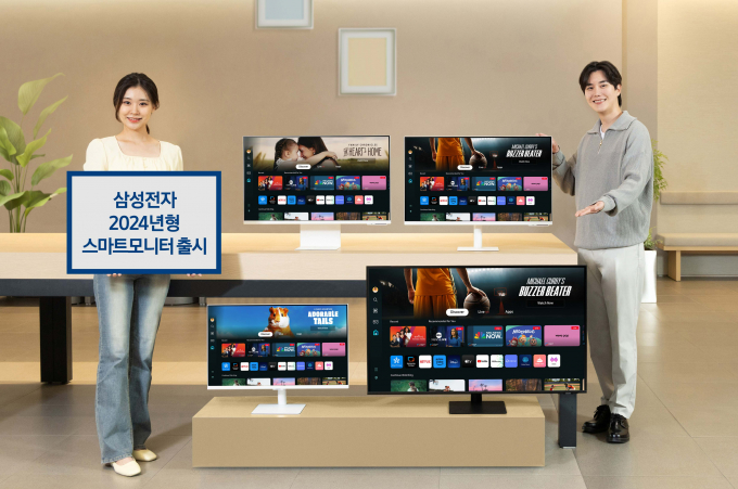 삼성전자 모델이 삼성스토어 청담점에서 홈 라이프 활용성을 강화한 2024년형 스마트모니터를 소개하고 있다. / 사진=삼성전자