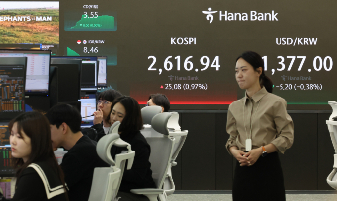  22일 오전 서울 중구 하나은행 딜링룸에서 딜러들이 업무를 보고 있다./사진=뉴시스