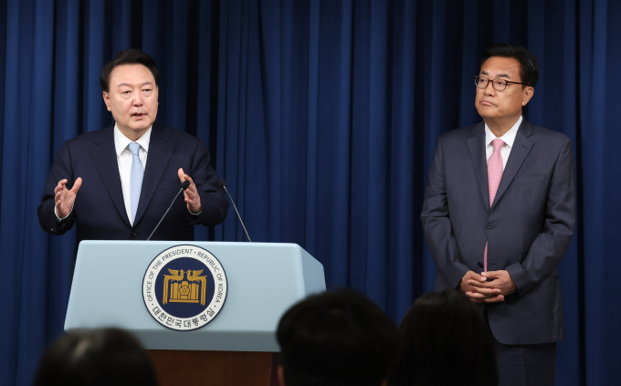 윤석열 대통령이 22일 브리핑을 통해 신임 대통령실 비서실장으로 정진석 국민의힘 의원을 임명한다고 밝혔다. 사진은 윤 대통령(왼쪽)이 22일 서울 용산 대통령실 청사에서 정진석 신임 비서실장을 소개하는 모습. /사진=뉴시스