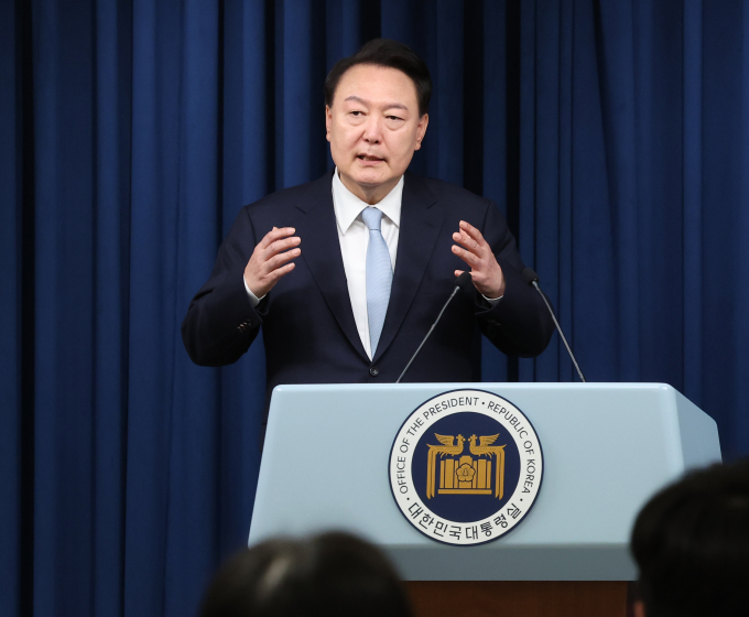 윤석열 대통령이 이재명 더불어민주당 대표와의 영수회담에 대해 이 대표의 이야기를 많이 들어보려고 해서 초청이 이뤄졌다고 말했다. 사진은 윤 대통령이 22일 서울 용산 대통령실 청사에서 정진석 국민의힘 의원의 신임 비서실장 임명을 발표하는 모습. /사진=뉴시스