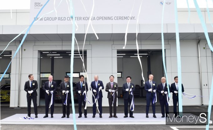 ▲ 베렌트 퀘버 BMW그룹 BMW 브랜드·상품관리 및 커넥티드 총괄 시니어 부사장(왼쪽부터), 장-필립 파랑 BMW 그룹 아시아-태평양·중동·동유럽·아프리카 지역 총괄 시니어 부사장, 오상호 한국토지주택공사(LH) 청라영종사업본부 본부장 이용우 인천 서구을 국회의원 당선인 (가운데) 요헨 골러 BMW 그룹 고객·브랜드·세일즈 부회장 유정복 인천광역시장 윤원석 인천경제자유구역청장 다니엘 보트거 BMW 그룹 완성차 연구개발 총괄 시니어 부사장 한상윤 BMW 그룹 코리아 대표이사 사장 석상우 BMW 공식 딜러사 동성모터스 대표