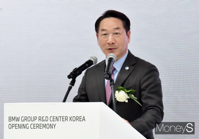 [머니S포토] BMW 그룹 R&D센터 개관, 축사 전하는 유정복 인천 시장