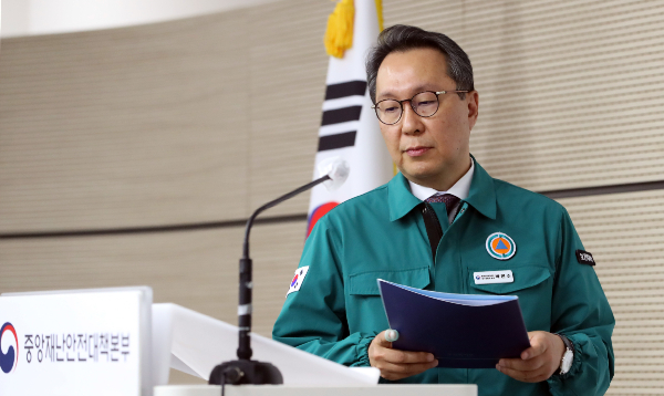 정부가 의과대학 교수들의 사직서가 오는 25일부터 일률적으로 효력을 발휘하는 것은 아니라며 의료계에 대화로 풀자고 촉구했다. 박민수 보건복지부 제2차관이 22일 오전 세종시 정부세종청사에서 의사집단행동 관련 브리핑을 위해 입장하고 있다. /사진=뉴스1