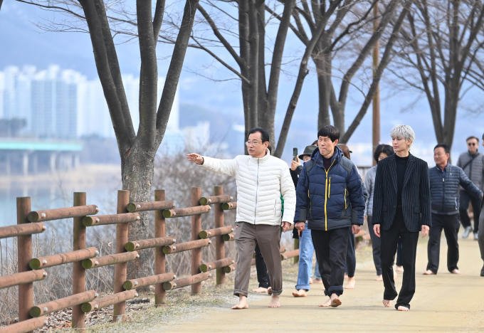 이현재 하남시장(좌측)이 하남시 홍보대사 및 맨발걷기 관계자 등과 함게 미사 한강 모랫길을 맨발로 걸으며 현장을 점검하고 있다. /사진제공=하남시