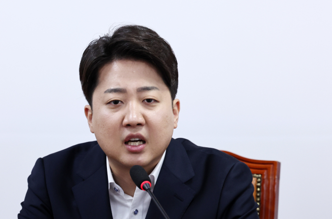 이준석 개혁신당 대표가 신임 대통령실 비서실장에 정진석 국민의힘 의원이 선임된 것에 대해 "당심과 민심이 괴리된다는 전달을 못 하는 사람"이라고 평가했다. 사진은 지난 22일 오전 서울 여의도 국회에서 열린 최고위원회의에서 모두발언을 하는 이 대표. /사진=뉴스1