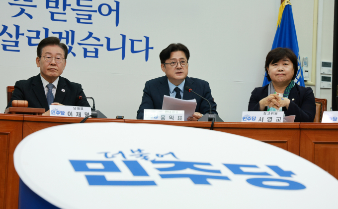 더불어민주당 차기 원내대표 선거 후보군이 김민석(서울 영등포을)·박찬대(인천 연수갑)·서영교(서울 중랑갑)·한병도(전북 익산을) 민주당 의원 등으로 좁혀졌다. 사진은 이재명 민주당 대표(왼쪽), 홍익표 민주당 원내대표(가운대), 서영교 민주당 최고위원이 22일 서울 여의도 국회에서 열린 최고위원회의에 참석한 모습. /사진=뉴시스