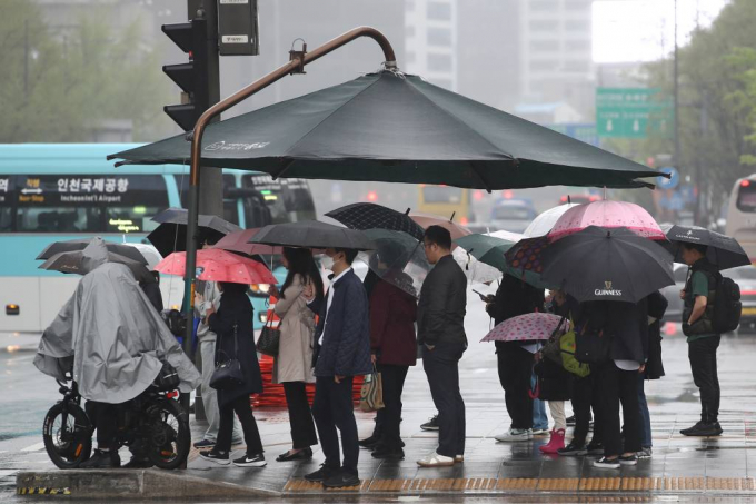 23일 새벽부터 비가 내려 전국으로 확대될 전망이다. 사진은 지난 16일 오전 서울 종로구 세종대로 사거리에서 출근길에 우산을 쓰고 있는 시민들. /사진= 뉴스1