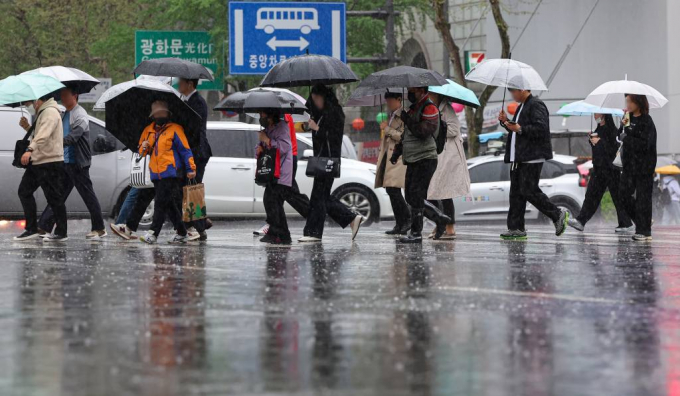 23일 전국 대부분 지역에 강풍을 동반한 비가 예보됐다. 사진은 지난 15일 오전 서울 광화문광장에서 우산을 쓰고 발걸음을 옮기고 있는 시민들. /사진= 뉴스1