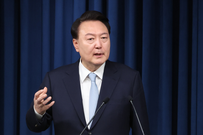 윤석열 대통령이 한덕수 국무총리에게 최근 유가 불안과 관련해 세심하게 대응하라고 지시했다. 사진은 윤 대통령이 22일 서울 용산 대통령실 청사에서 정진석 국민의힘 의원의 신임 비서실장 임명 발표를 마친 뒤 취재진의 질문에 답하는 모습. /사진=뉴시스