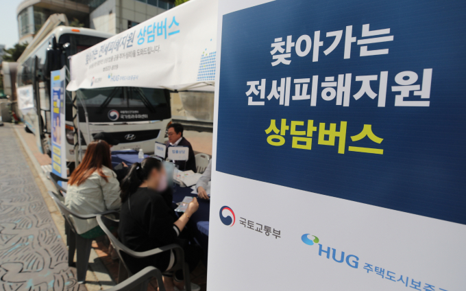 국토부와 HUG가 충남 서천군에서 오는 24일까지 '찾아가는 전세사기 피해지원 상담소'를 운영한다. 사진은 지난해 인천 미추홀구에서 진행됐던 '찾아가는 전세사기 피해지원 상담 버스' 모습. /사진=뉴스1