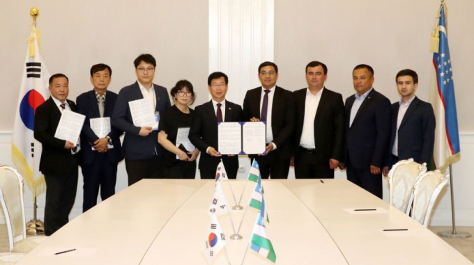 박병규 광주광역시 광산구청장(왼쪽 다섯번째)이 시르다리야 주 굴리스탄시와 경제, 문화, 교육 등 다양한 분야의 교류 협력을 위한 우호교류협약을 체결하고 기념촬영을 하고 있다./사진=광주 광산구청