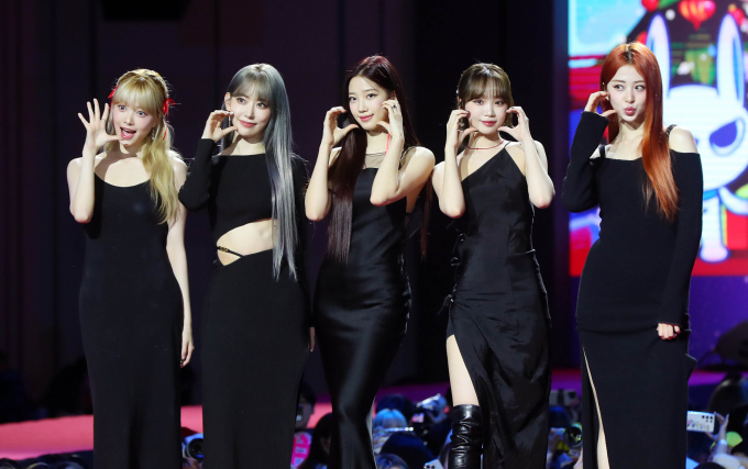 그룹 르세라핌(LE SSERAFIM)의 '코첼라' 라이브 무대에 대한 다양한 평가가 이어지고 있다. 사진은 지난 203년 12월 '2023 SBS 가요대전' 시상식에 참석한 걸그룹 르세라핌. /사진=뉴시스