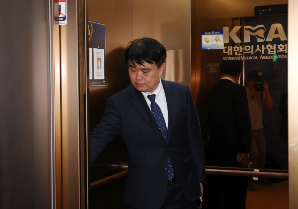 임현택 대한의사협회 차기 회장 당선인이 정부의 의대 증원 인원 자율결정안에 대해 근본적인 해결책이 될 수 없다며 기존 의료계의 주장을 강경하게 고수했다. 임 당선인이 지난 14일 서울 용산구 대한의사협회에서 열린 제8차 비상대책위원회의에 참석하고 있다. /사진=뉴시스