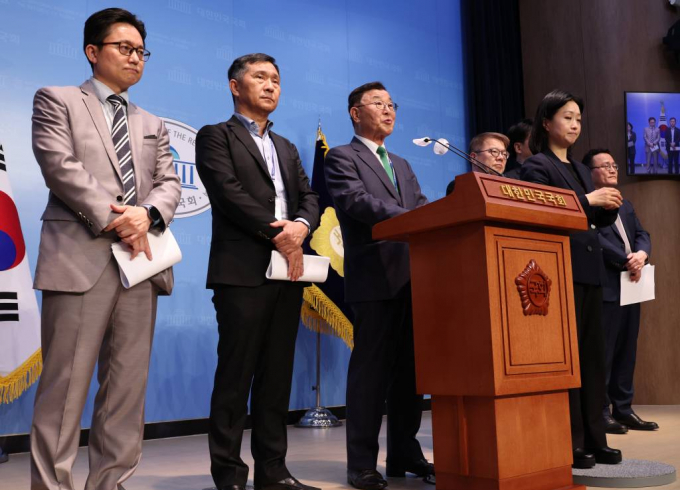 시민대표단 설문조사 결과 56%가 국민연금을 '더 내고 더 받는' 안을 선택했다. 사진은 22일 오후 서울 여의도 국회 소통관에서 공론화위원회 숙의토론회 주요 결과 및 시민대표단 설문조사 결과를 발표하는 김상균 국회 연금개혁특별위원회 공론화위원회 위원장(왼쪽에서 세번째). /사진= 뉴시스 