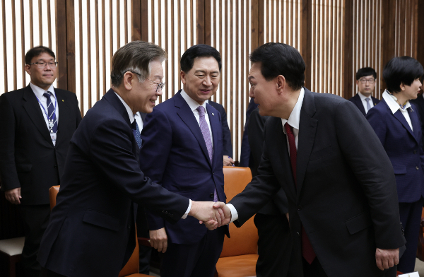 대통령실이 더불어민주당에 영수회담 실무 협의 연기를 요청했다. 사진은 지난해 10월31일 국회에서 열린 2024년도 예산안 및 기금운용 계획안에 대한 시정연설에 앞서 사전환담장에 도착해 이재명 더불어민주당 대표와 악수를 나누는 윤석열 대통령. /사진=뉴스1(대통령실 제공)