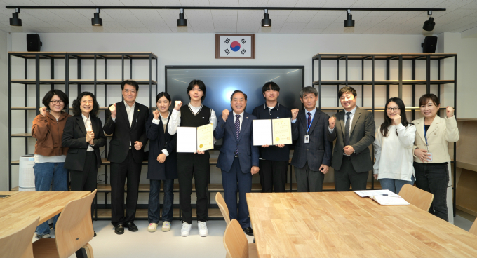 하윤수 부산시교육감(왼쪽 여섯번째)이 22일 부흥고 송준형(왼쪽 다섯번째), 심현준(왼쪽 일곱번째) 학생에게 표창을 수여한 뒤 기념촬영을 하고 있다./사진=부산교육청