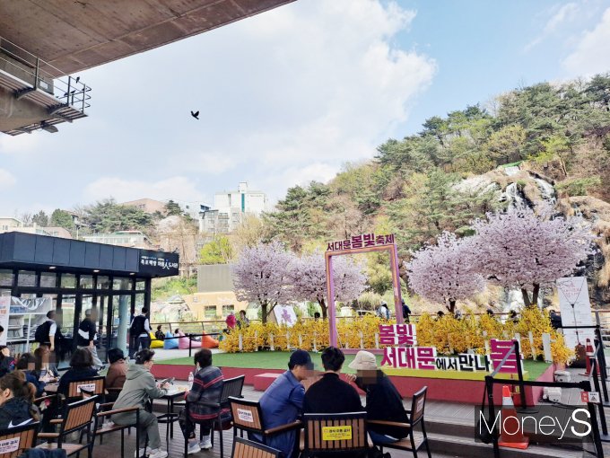 536번째 '신한카드 아름인 도서관'이 위치한 서대문 카페폭포./사진=머니S 강한빛 기자