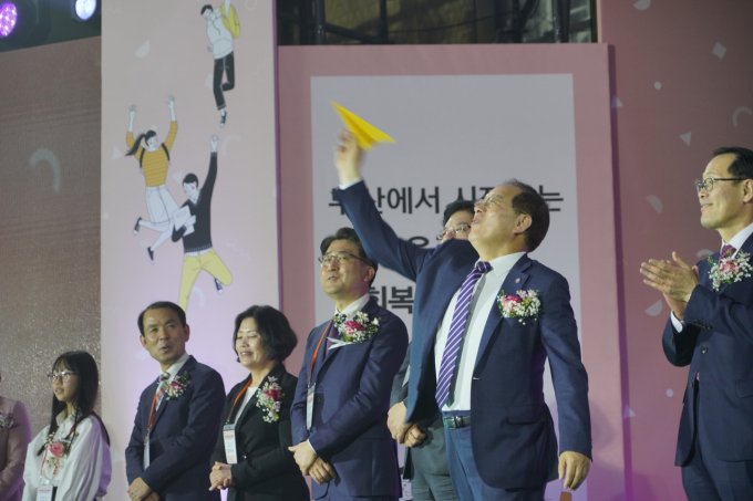 하윤수 교육감(오른쪽 2번째)이 교육공동체 회복 프로젝트 개막식에서 퍼포먼스를 하고 있다./사진=부산교육청