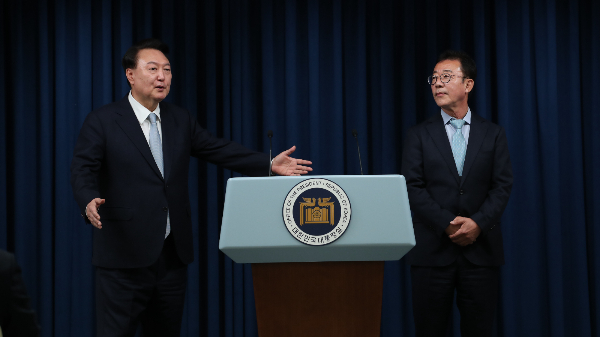 홍철호 신임 정무수석이 영수회담 실무 협의에 대해 입장을 밝혔다. 사진은 22일 용산 대통령실 청사 브리핑룸에서 홍 정무수석 인선 결과를 발표하는 윤석열 대통령. /사진=뉴스1