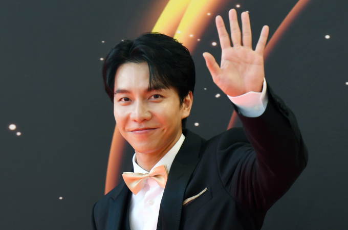 코미디언 이수근이 최근 득녀한 가수 겸 배우 이승기의 근황을 전했다. 사진은 1월(현지시각) 태국 방콕 라자망갈라 국립경기장에서 열린 '제33회 서울가요대상' 시상식을 앞두고 열린 레드카펫 행사에서 취재진을 향해 포즈를 취한 가수 겸 배우 이승기. /사진=뉴스1 (서울가요대상 조직위원회 제공)