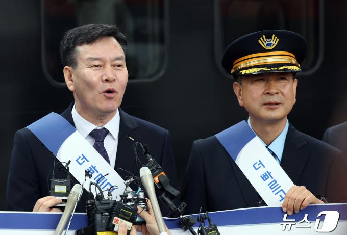[사진] 인터뷰 하는 이기철 코레일 차량본부장