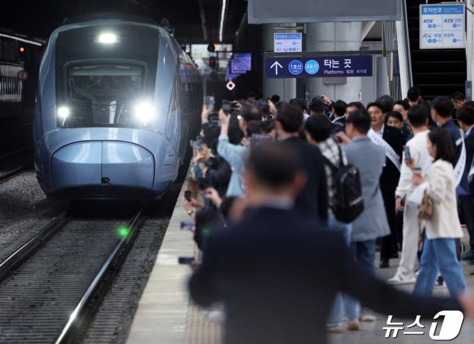 [사진] 서울역 들어서는 'KTX-청룡'