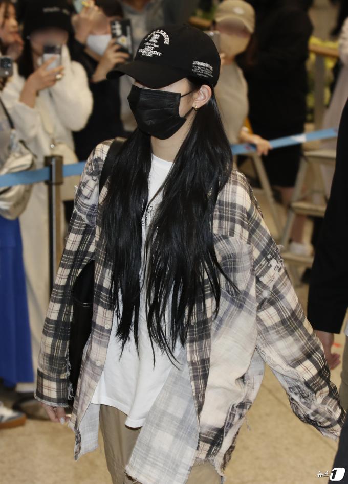 [사진] 카즈하, 마스크와 모자로 꽁꽁 가린 얼굴