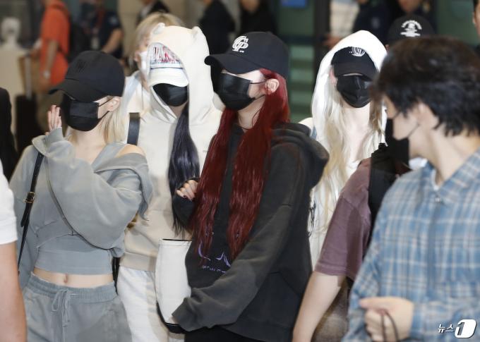 [사진] 르세라핌, 코첼라 무대 가창력 논란 속 입국