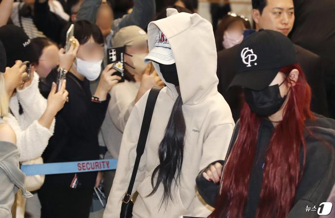 [사진] 입국하는 르세라핌 홍은채와 허윤진
