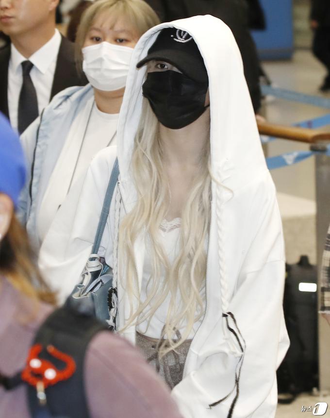 르세라핌 사쿠라가 ‘코첼라’ 일정을 마치고 22일 인천국제공항을 통해 미국에서 입국하고 있다. ⓒ News1 권현진 기자