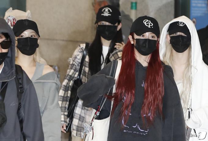르세라핌이 ‘코첼라’ 일정을 마치고 22일 인천국제공항을 통해 미국에서 입국하고 있다. ⓒ News1 권현진 기자