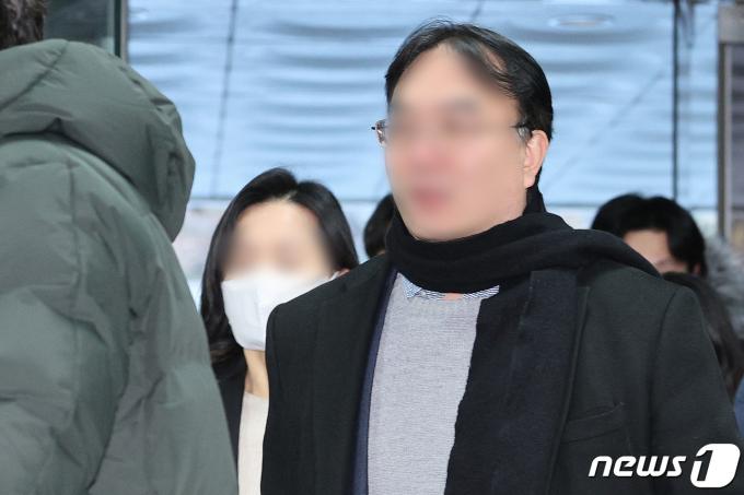 이재명 대표의 대선 캠프 관계자인 박모씨(오른쪽)와 서모씨가 15일 서울중앙지법에서 열린 영장실질심사에 출석하고 있다. 2024.1.15/뉴스1 ⓒ News1 신웅수 기자