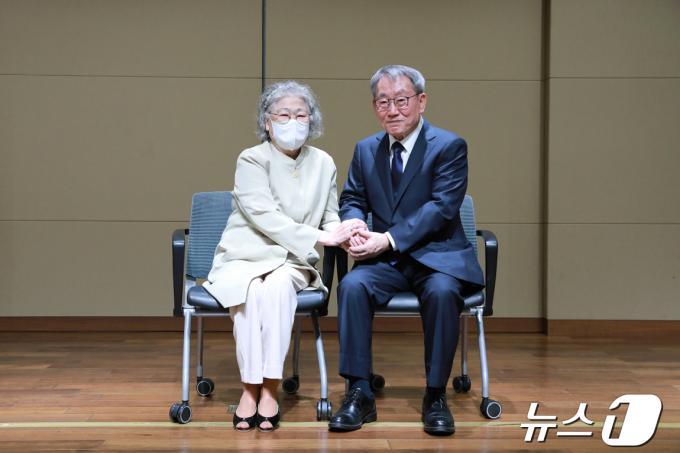 '국내 첫 소장이식 성공 20주년 기념 심포지엄'이 서울 서초구 서울성모병원 지하 1층 대강당에서 열린 가운데 20년 전 국내 첫 소장이식 수술에 성공했던 환자 이 모씨와 수술을 집도한 가톨릭의대 명예교수 이명덕 교수(오른쪽)가 기념사진을 촬영하고 있다.