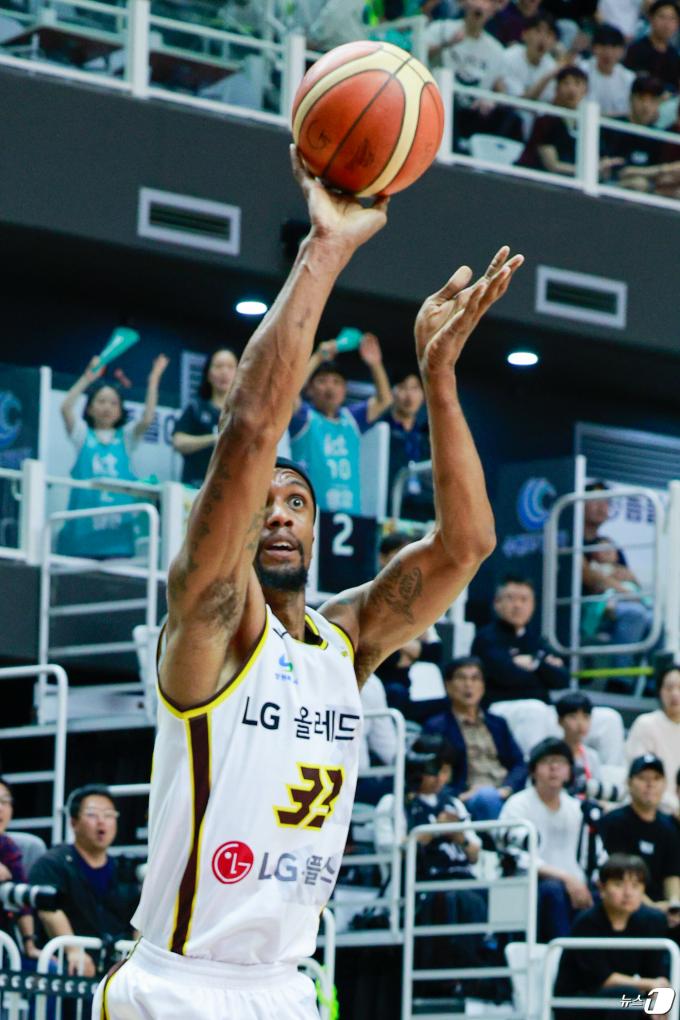 [사진] 슛하는 단테 커닝햄