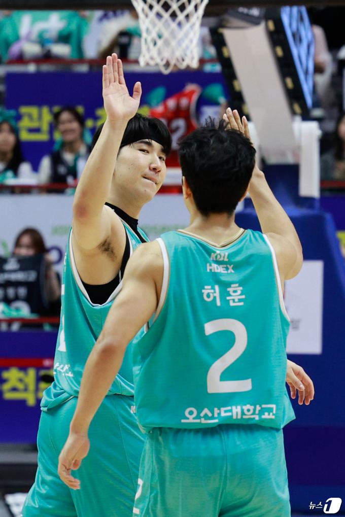 [사진] 문정현·허훈 '하이파이브'