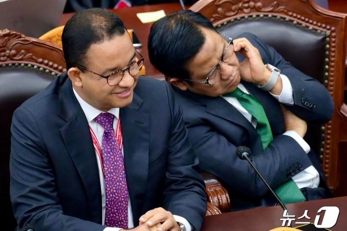 지난 2월 인도네시아 대선에서 낙선한 아니스 바스웨다(왼쪽) 후보 등이 22일 자신들이 제기한 부정선거 의혹에 대해 기각 결정을 한 헌법재판소의 판단에 허탈한 웃음을 짓고있다. 2024.04,22 ⓒ AFP=뉴스1 ⓒ News1 김성식기자