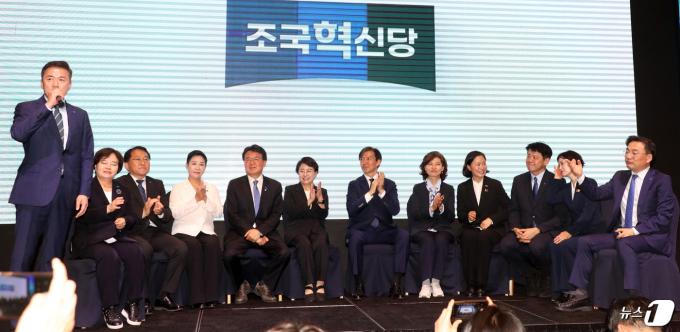 황현선 조국혁신당 사무총장이 22일 전북자치도 전주시 그랜드힐스턴호텔에서 열린 '조국혁신당 전북 총선승리 보고대회'에 참석해 당원들과의 대화 진행을 하고 있다. 2024.4.22/뉴스1 ⓒ News1 유경석 기자