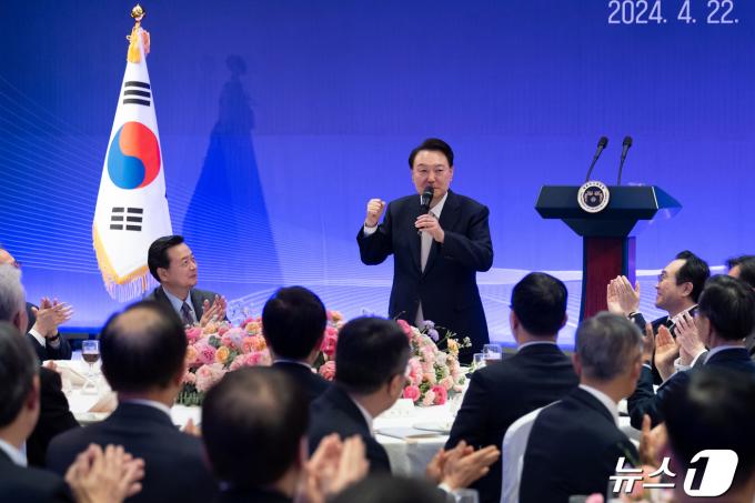 [사진] 재외공관장 만찬 마무리 발언하는 윰 대통령