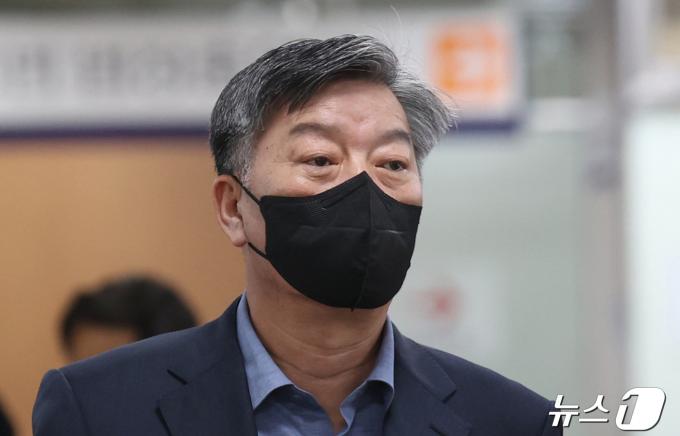 경비함정 도입 과정에서 고의로 성능을 낮춰 발주하고 뇌물을 챙긴 의혹을 받는 김홍희 전 해양경찰청장이 22일 오전 서초구 서울중앙지법에서 열린 구속 전 피의자 심문(영장실질심사)에 출석하고 있다.(공동취재) 2024.4.22/뉴스1 ⓒ News1 이광호 기자