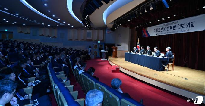 [사진] 재외공관장회의 첫 번째 주제토론
