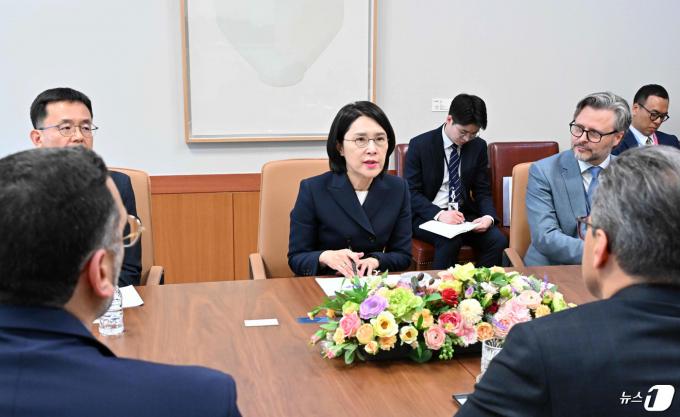 [사진] 캐나다 경제인협회장 등 대표단 면담하는 강인선 외교부 차관