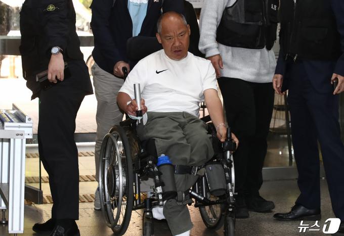 서울 지하철 4호선 혜화역 엘리베이터를 휠체어로 파손한 혐의를 받는 이규식 서울장애인차별철폐연대(서장연) 공동대표가 22일 오후 특수재물손괴 혐의로 구속 전 픠의자 심문(영장실질심사)을 받기 위해 서울 서초구 서울중앙지방법원에 출석하고 있다. 2024.4.22/뉴스1 ⓒ News1 이광호 기자