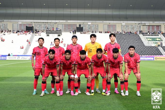 22일(현지시간) 카타르 도하 자심 빈 하마드 스타디움에서 열린 2024 아시아축구연맹(AFC) U23 아시안컵 B조 조별리그 최종전 한국과 일본의 경기에 앞서 대한민국 베스트 일레븐이 기념 촬영을 하고 있다. (축구협회 제공) 2024.4.22/뉴스1 ⓒ News1 유승관 기자