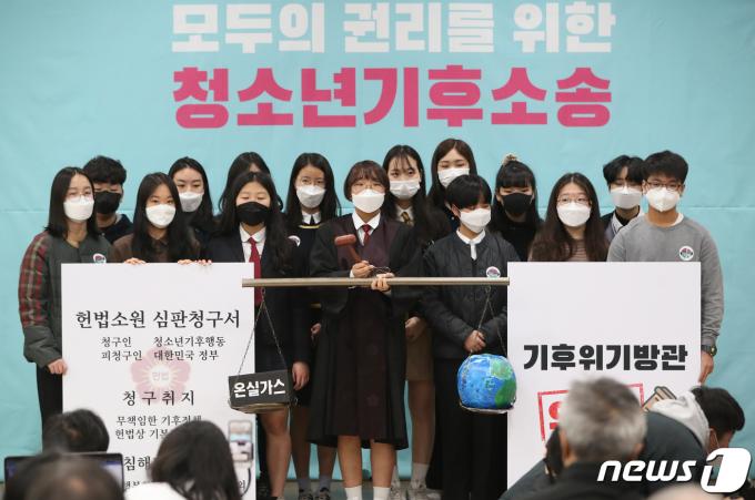 청소년기후행동 학생들이 서울 광화문 센터포인트에서 기자회견을 열고 정부의 소극적 기후대응 헌법소원 청구 퍼포먼스를 하고 있다. 2020.3.13/뉴스1 ⓒ News1 허경 기자