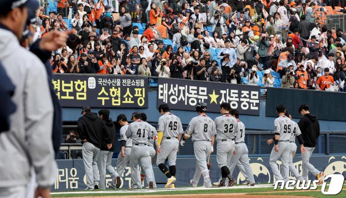10일 오후 서울 송파구 잠실야구장에서 열린 프로야구 '2024 신한 SOL 뱅크 KBO리그' 한화 이글스와 두산 베어스의 경기에서 7대4로 패배하며 5연패를 기록한 한화 선수들이 경기장 밖으로 이동하고 있다. 2024.4.10/뉴스1 ⓒ News1 장수영 기자