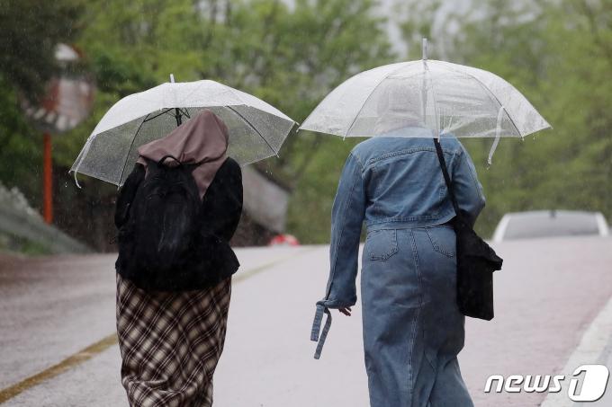 이른 더위를 식혀주는 봄비가 내린 15일 대구의 한 대학교에서 히잡(hijab)을 쓴 외국인 유학생들이 우산을 쓰고 캠퍼스를 걷고 있다. 2024.4.15/뉴스1 ⓒ News1 공정식 기자