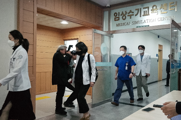 의대 증원을 둘러싼 의료계와 정부의 입장 차이가 줄여지지 않는 상황에서 의료사태로 피로감이 누적된 의대 교수들이 주 1회 휴진하려는 움직임을 보이고 있다. 충북대학교 의과대학 교수들이 지난 22일 충북대 본관 첨단강의실에서 열린 의대 교수회 임시총회에 참석하고 있다. /사진=뉴스1