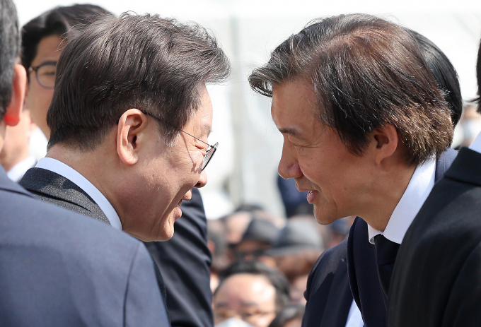 조국 조국혁신당 대표가 이재명 더불어민주당 대표에게 윤석열 대통령과 만나기 전에 전 야권 대표들을 만나달라고 밝혔다. 사진은 이 대표와 조 대표가 지난 19일 서울 강북구 국립 4·19 민주 묘지에서열린 제64주년 4·19 혁명 기념식에서 만나 인사를 나누는 모습. /사진=뉴스1(공동취재)