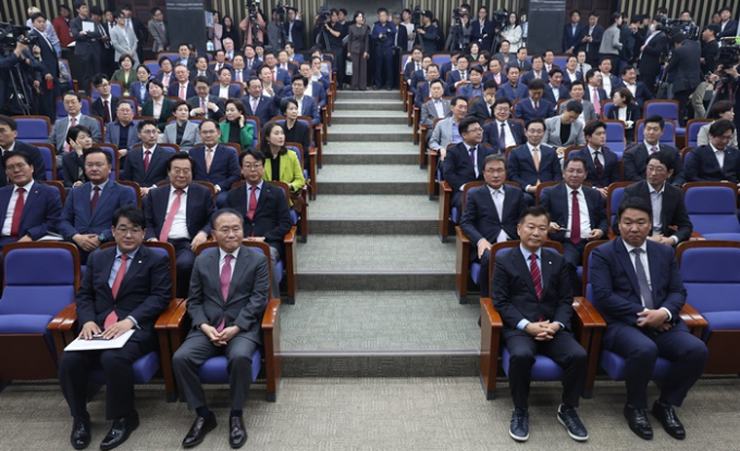 국민의힘이 23일 진행되는 중진 의원 간담회에서 비상대책위원장 후보를 논의할 계획이다. 사진은 윤재옥 국민의힘 원내대표·당대표 권한대행(맨앞 오른쪽 두번째)과 당선인들이 지난 22일 서울 여의도 국회에서 열린 제22대 국회의원 당선자총회에 참석한 모습. /사진=뉴스1